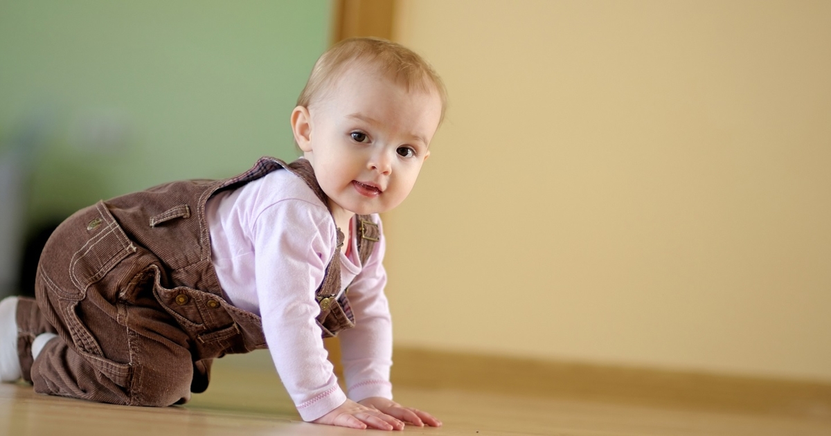 How long do babies crawl sales before walking